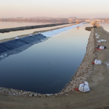 Folieconstructie houdt vervuiling tegen - Boyukshor Lake, Azerbeidzjan