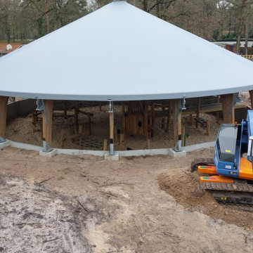 Folie-overkapping op houten dakconstructie