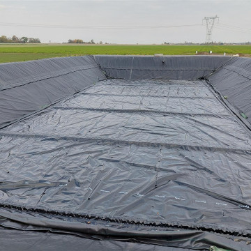 Lagune met semi-gesloten Genafloat van 2.000 m3