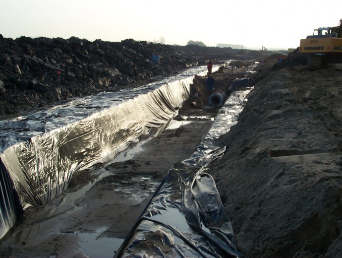 folie afzinken -submerging geomembrane construction-Heterenrenkum2-GWW-Genap.jpg
